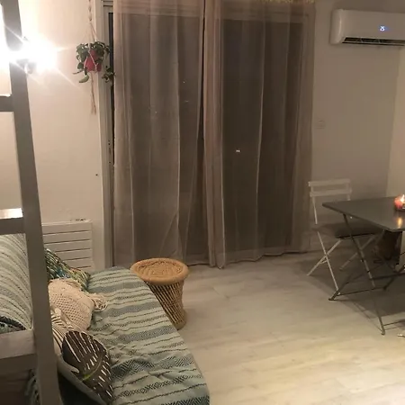 With Swimming Pool 500m From The 아파트