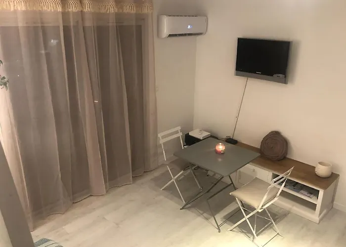 With Swimming Pool 500m From The 아파트